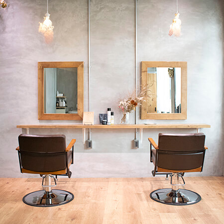 モルタルとウッド、ドライフラワーでカフェ風のサロン内装