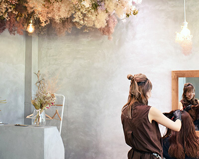 施術中のスタイリスト岡部麻由