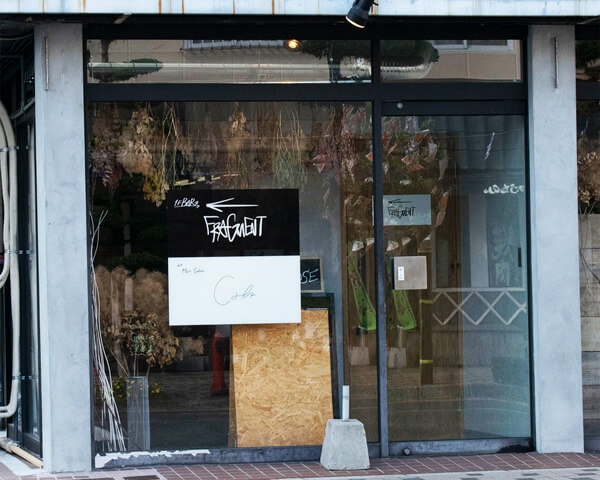 ガラス戸のサロン入り口