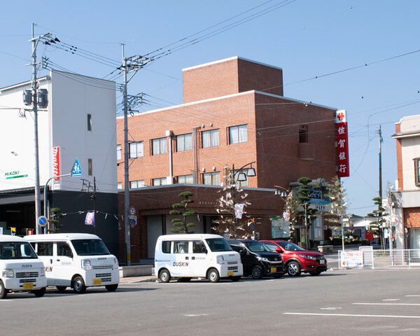 佐賀銀行伊万里支店の斜め向かいに駐車場があります